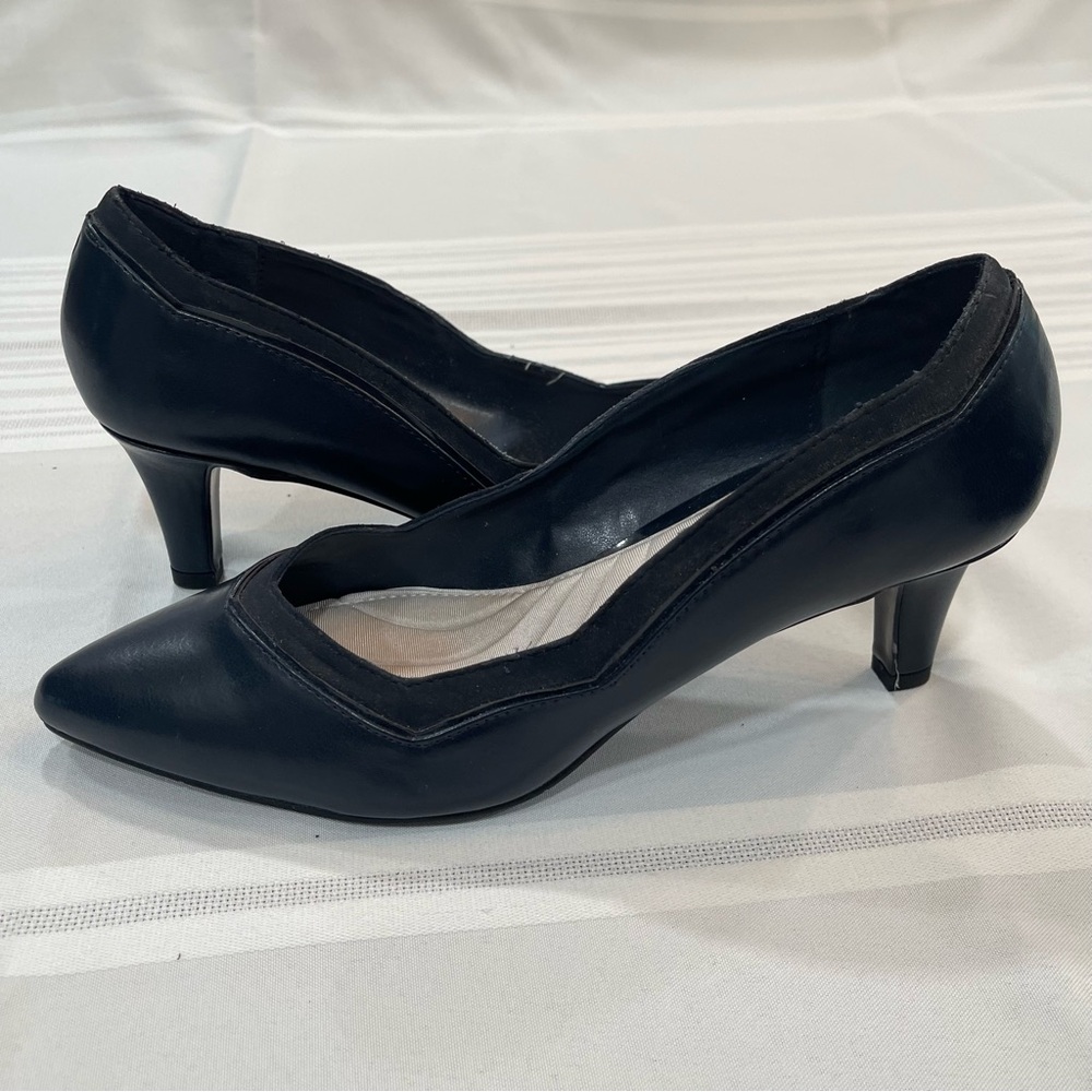 Easy street Elegant navy Heels with Pointed Toe size 9